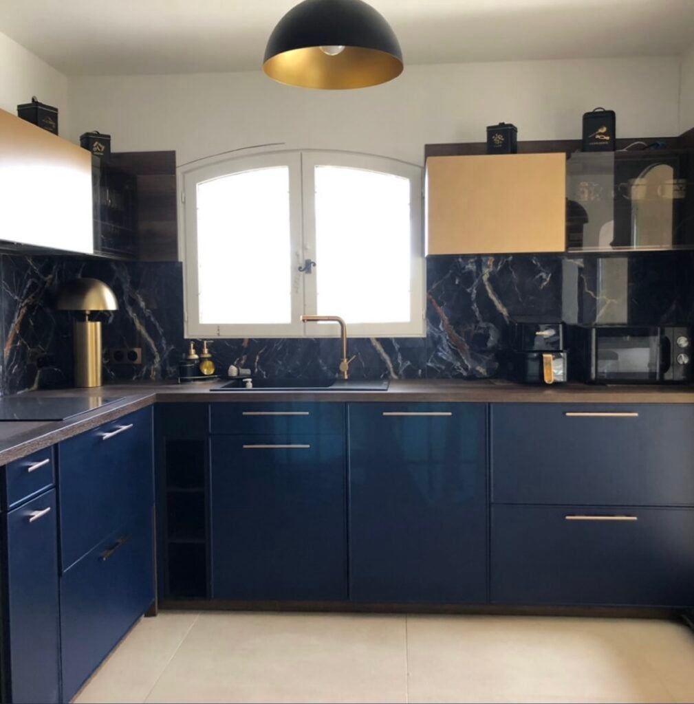 Pose de carreau grand format effet marbre bleu