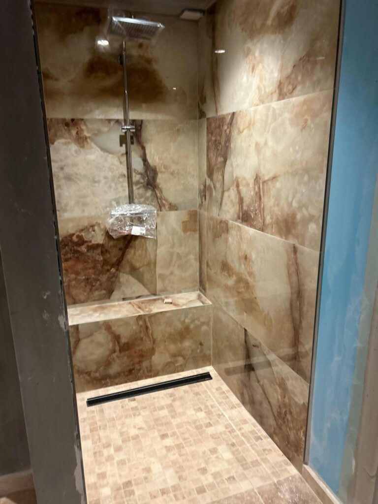 Pose de carrelage effet marbre beige