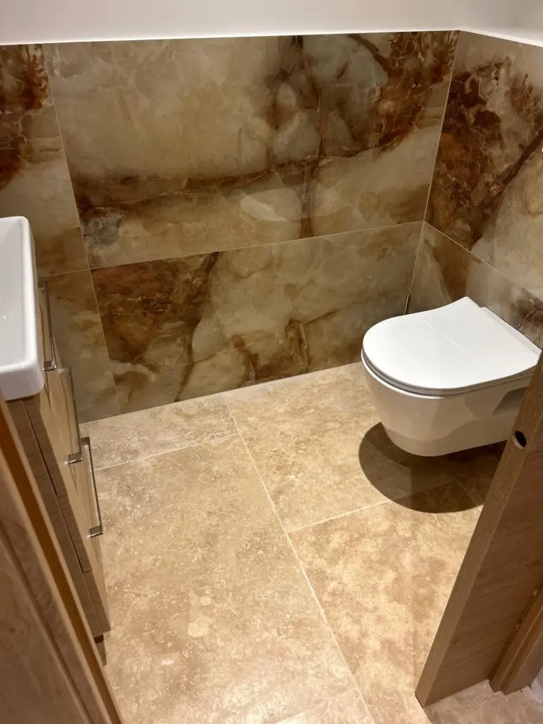 Pose de carrelage effet marbre beige