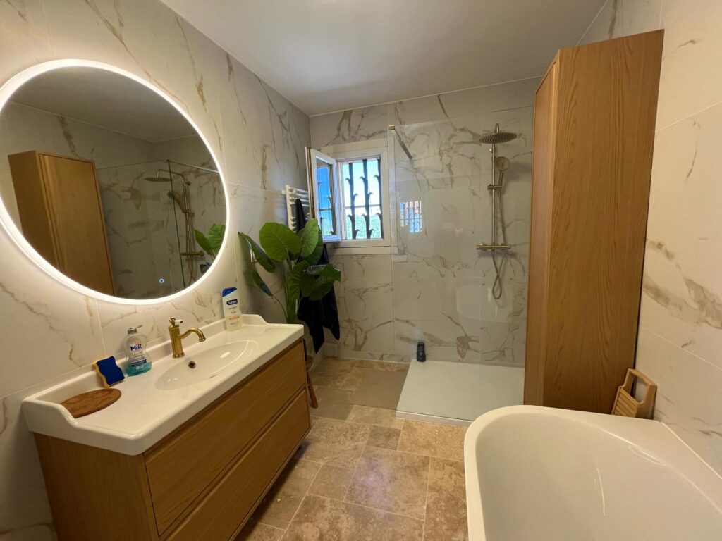 Pose de carrelage grand format mate effet marbre