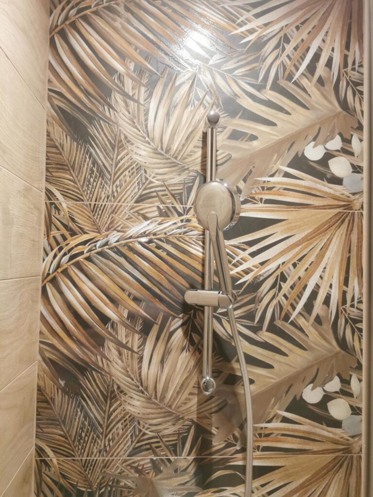 Pose de carrelage avec feuillage