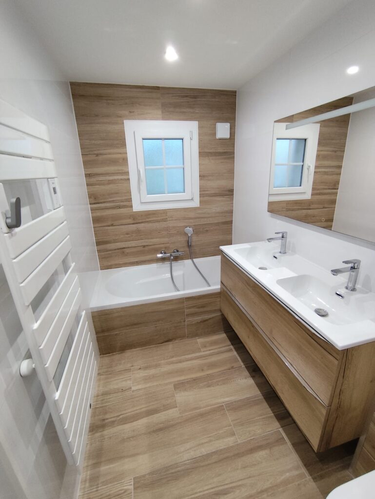Pose d'effet bois dans une salle de bain